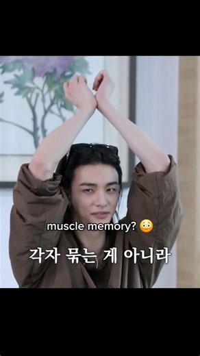 was that muscle memory? 🤔😳 #straykids #skz #leeknow #hyunjin #skzcode #hyunho #minsung #hyunlix