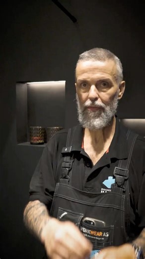 💥🚀 Klar for å rocke badet ditt til et nytt nivå? 🤩 Slipp deg løs fra kjedelige fliser og silikon-kaos! 😎 Denne videoen avslører fordelene med mikrosement som vil blåse deg av banen. 🤯 Se for deg: Ingen stygge silikon-kanter som blir guffne. 🙅‍♀️🙅‍♂️ Ingen fuger som samler skitt og smuss. 😱 Bare en ren, estetisk og jevn overflate som er lett å holde strøken. ✨ Mikrosement gir deg friheten til å skape et bad som er både lekkert og praktisk. 💯 ✅ Lett å rengjøre. ✅ Ingen silikon eller fuger