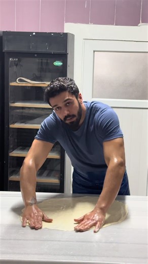 Enis Bey: A Look into His Unique Style