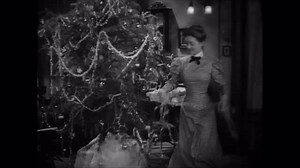 A Bette Davis le cuesta luchar con su marido pendenciero Errol Flynn incluso en Navidad en “Las hermanas” (“The Sisters”, 1938), de Anatole Litvak, director con el que la actriz tuvo un romance durante el rodaje pese a ser el marido de su archienemiga Miriam Hopkins. #lashermanas #thesisters #bettedavis #errolflynn #anatolelitvak | Notorious Ediciones