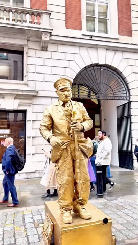 How I confused the audience with my Levitating Goldman in Covent Garden.#valentinethestatue