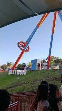 Experiencia inolvidable en atracción el péndulo #alegria #diversion#parquestemáticos