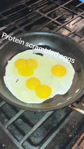 #orgainprotein Recipe: 6 whole eggs 2 scoops of orgain vegan protein powder 1 banana 🍌