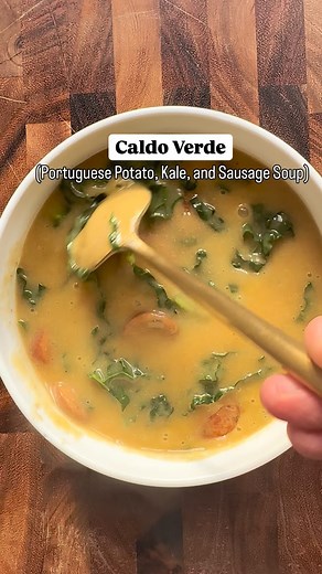Caldo Verde is a Portuguese potato soup with thin strips of kale and chorizo sausage. Comment “Recipe” and I will send you the link directly. You can also find it here: https://spinachandbacon.com/2025/02/24/caldo-verde-portuguese-potato-kale-and-chorizo-soup/ It is creamy, filling, and nutritious! Caldo Verde translates to “green soup”, and this soup got its name due to the addition of green leafy vegetables. This soup has very simple ingredients, but somehow comes together to create a deliciou