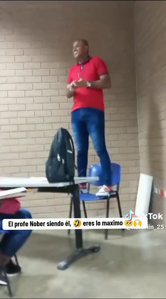 El @El profe Nober siendo él, dando las instrucciones del taller.... #calculoavanzado #matematicastiktok #licenciaturas #profesores #matematicas ✏️📐📏