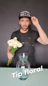 La decoración rápida y práctica implica utilizar soluciones simples pero efectivas para transformar un espacio en poco tiempo, equilibrar 2 grandes grupos de flores en diferentes alturas genera movimiento y al mismo tiempo balance, lo puedes hacer con la mayoría de flores. #hack #tips #ranunculus #whiteflowers #consejos #tallerfloral #floreros #jarrones | Gabo de las flores
