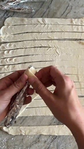 Cañoncitos de dulce de leche y crema pastelera Masa: 400 grs de harina 0000. 220 ml de agua. 1 cda de azúcar. Pizca de sal. 40 grs de manteca para el empaste. Harina para espolvorear. Dulce de leche y crema pastelera (cantidad necesaria) Horno a 180 grados 15 minutos. Dejar enfriar antes de sacar el aluminio Hacelos y contame 💜 #uruguay