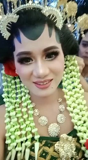 Central Javanese traditional Indonesian wedding makeup. 中爪哇傳統印尼婚禮化妝 wardrobe Acha, MUA @berlian_collection