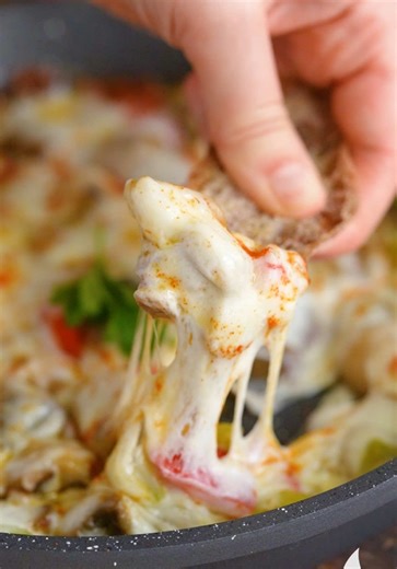 Mantar soteyi bir de böyle deneyin, çok seveceksiniz! 😋 Kahvaltılık Kaşarlı Mantar Sote Malzemeler 400 g mantar 1 adet küçük boy soğan 1 adet kırmızı biber 1 adet çarliston biber ya da sivri biber 4 yemek kaşığı zeytinyağı 1 tatlı kaşığı tereyağı Yarım çay kaşığı karabiber 1 çay kaşığı tuz Üzeri için; 100 g rendelenmiş kaşar peyniri Bir tutam toz kırmızı biber Hazırlanışı Mantarların kabuğunu soyalım ve büyüklüğüne göre 2 veya 4 parçaya keselim. Kuru soğanı yemeklik olacak şekilde doğrayalım. K