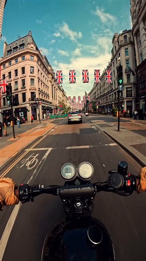 Blue Skies over London 🇬🇧 After possibly the driest April, the sun’s out and the flags are back up - the best time of the year to be in the capital. Managed to squeeze in a quick blast around town this morning whilst running some errands before heading down to the south coast tonight for the @mallelondon Beach Race kicking off first thing tomorrow morning. I’m not going to be taking the Scrambler but will be riding something a bit different… 🏖️ #scrambleroflondon #scrambler900 #london #malleb