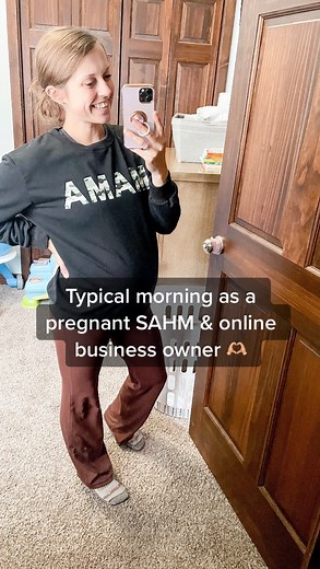 EMMA PAGE | Motherhood Realities on Instagram: "It’s hard to believe my day starts like this simply bc a few years ago I was lost in who I was & where I was going next 😳 I saw an opportunity to start at home fitness programs TO better my own health + happiness journey. I thought to myself ‘what’s the worst that can happen to become more fit/happier/etc in my own body + life AND get to do it right in the comfort of my own home?’. Nothing. Nothing bad could happen. That’s all it started with- a d