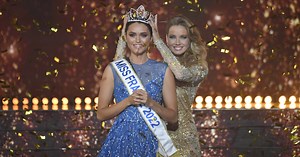 Diaporama : Diane Leyre élue Miss France 2022 : Miss Île-de-France 2021 couronnée
