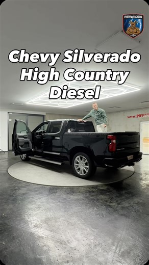 Wir zeigen euch heute einen unserer Silverado High Country mit dem Duramax 3.0 L Turbo-Diesel – kein Benziner, sondern ein echter Diesel mit ordentlich Drehmoment und Effizienz. 🛻 Mit 281 PS und 624 Nm Drehmoment liefert der Duramax souveräne Leistung – egal ob beim Ziehen, Cruisen oder auf der Langstrecke. Trotz seiner Power bleibt er mit einem WLTP-Verbrauch ab ca. 8,9 l/100 km erstaunlich effizient. Der High Country steht für Komfort, Premium-Feeling und amerikanische Gelassenheit auf höchst