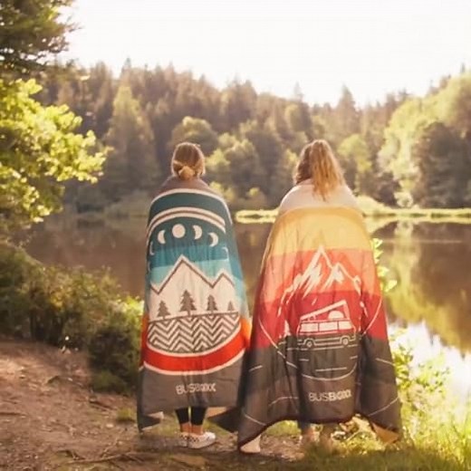Bus-Boxx VOITED CloudTouch® 4-in-1 Campingdecke – Multifunktionale Outdoor-Decke, Kissen, Schlafsack und Poncho, wasserabweisend, aus recyceltem Materialien (Explore)