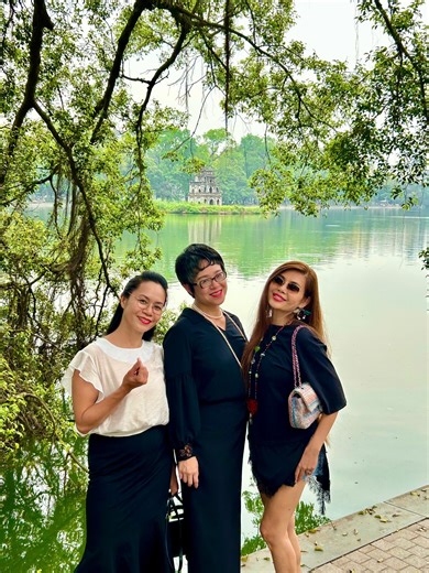 Tam ca 3A ngẫu hứng hát bên Hồ Gươm