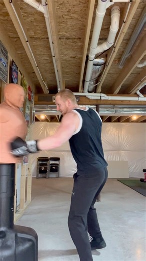 Going to the body with combinations #boxing #boxingworkout #striking #martialarts #boxingtraining