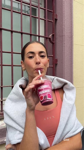 pubIi. os veo hoy de 16.00 a 19.00 en @Posdata !!! No olvidéis etiquetarnos probando nuestros smoothies inspirados en nuestras fórmulas expertas corporales de @Biotherm la mía es la crema corporal reafirmante collagen fit y la nueva bruma Berry 🍓 #drinkyourskincare