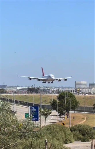 Qantas Airbus A380-800, the world's largest passenger airliner, landing 🛬.