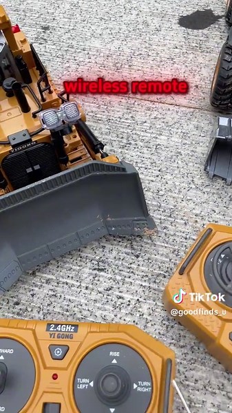 Super Realistic Remote Control Excavator for Fun