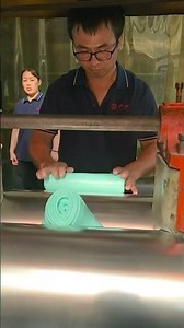 EPDM The process of gluing the elastic cushion layer.