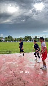 Headshot😱#sepaktakraw #JelajahRamadan #tutorialrollspike #sepaktakrawindonesia | Tinki winki