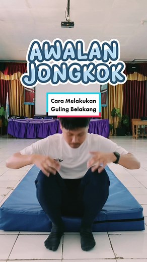 Belajar melakukan guling belakang Ada dua versi awalan dalam melakukan guling belakang keduanya memiliki kelebihan dan kesulitan masing masing. Yang perlu diperhatikan pada saat melakukan guling belakang adalah posisi badan kita harus membulat untuk membantu gerakan berguling ke belakang. Selamat mencoba…. #gulingbelakang #rollbelakang #rolbelakang #pjok #pembelajaranpjok #pendidikan #indonesia