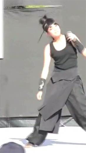 黒装束集団「あまのじゃく」の激しすぎるダンスパフォーマンス 03