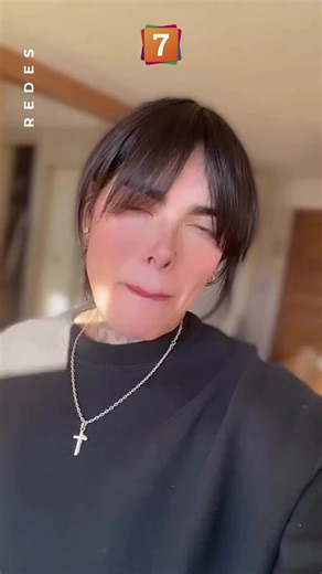 Nelson Mauricio Pacheco sorprendió en redes sociales tras reaparecer con una renovada imagen desde Colombia, país donde actualmente vive. El exintegrante de Rojo, fama contra fama mostró un look muy distinto al que muchos recordaban de su paso por la televisión, con cabello oscuro, largo y una estética completamente diferente. Tras los comentarios que recibió por su apariencia, el creador de contenido decidió responder. “Me di cuenta de que por ahí que mi apariencia física está dando que hablar”