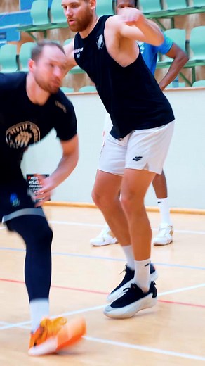 🔥 Gra na kontakcie – jak ją wytrenować? 🔥 Gra na kontakcie to kluczowy element ofensywy. Wymuszanie fauli, wejścia pod kosz, gra tyłem do kosza czy stawianie zasłon – wszędzie tam liczy się siła, stabilność i umiejętność pracy z obrońcą. Jak nad tym pracować? 🔸 1. Atakuj obrońcę i wchodź w stronę kosza Bieganie po „łuku” czy omijanie obrońcy rzadko działa. To jeden z najczęstszych błędów. Trenuj atak w kierunku obrońcy, łap pierwszy kontakt i kontroluj ciało, aby uniknąć faulu ofensywnego. 🔸