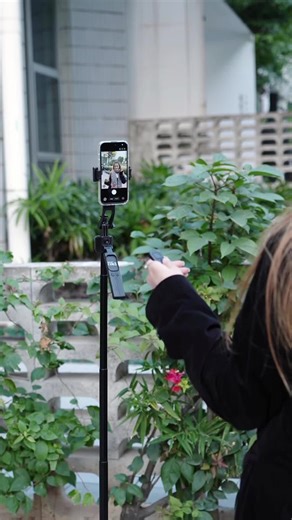 No more awkward selfies. This tripod pops open AND tracks you automatically.#selfiestick #selfiesticktripod #facetracking #vlogging #contentcreator