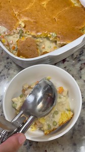 Cornbread pot pie #dinner #dinnerideas #potpie #comfortfood #chickenpotpie #dinnertimewithfamily #dinnerserved #simplemeals #foodie #foodiegram | Staten Party of 7