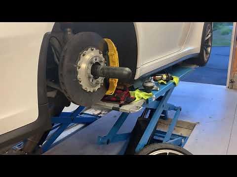 Installing a GT3 centerlock wheel with a RENNtorq tool