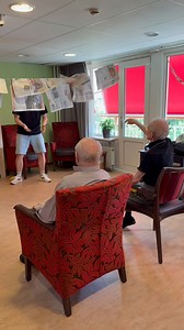 CLASSIC : The Newspaper Line! 🗞️ The newspaper clothesline game and yes, it still works like a charm! 🎯 You can keep playing this game endlessly. The gentlemen love reading the papers, and afterwards, they throw the old newspapers off the line! How simple can it be? A piece of string, a few newspapers, and some beanbags from my POPlay Playbox. The result: lots of fun and plenty of movement! 💪 @bewegen.is.leven 🎥 @bewegingsagoogfemkebol @verpleeghuisdeburcht @leliezorggroep #play #newspaper #