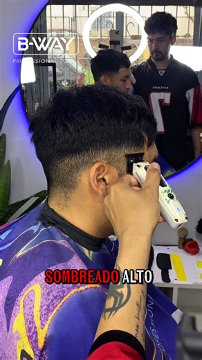 Lautaro Soule on Instagram: "COMO HACER UN SOMBREADO . @bwayglobal . #Barbería #SombreadoAlto #Tutorial #PasoAPaso #Barberos #Estilismo #CorteDeCabelo #TécnicaDeBarbería #AprendeConNosotros #BarberLife #Haircut #Fade #Sombreado #BarberTutorial #CursosDeBarbería #BarberíaProfesional #EstiloMasculino #CuidadoDelCabello #BarberíaAvanzada #TécnicasDeBarbería #SombreadoPerfecto #BarberíaParaTodos”"