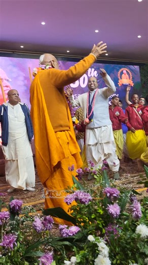 lns_servant_🙇 on Instagram: "✨️🙇গোলোকনাথ প্রভুর অসাধারণ কীর্তনে নৃত্যরত গুরু মহারাজ🙇✨️ #iskcon #guru #vrindavan #kirtan #harekrishna"