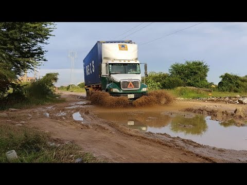 Massive Truck Battles Extreme Muddy Road Challenge!