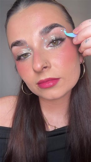 Serving major headliner energy with the NEW Falscara Studio Mini: Festival Edition compact ✨ @makeupwithmillie_ finishes her festival glam with the Classic Natural bandless wisps AND pre-glued gems from the LIMITED EDITION Falscara Studio Mini: Festival Edition kit 💎 🛍️ available at falscara.com #falscarastudio #festival #gems #beauty