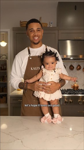 KB on Instagram: "Everything I prepped for my 9 month old baby this week! 👶🏻 Baby Meal Prep Recipes (8+ months) 1. Blueberry Oat Bars • Mix 2 cups rolled oats, 1 cup unsweetened applesauce, 1 cup blueberries. • Press into a lined pan, bake at 350°F for 25–30 min. • Cool fully before cutting into bars. 2. Mango Apple Puree • Blend 1 ripe mango (peeled, cubed) with 1 peeled, cored Gala or Fuji apple. • Add water, breastmilk, or formula as needed for texture. • Store up to 48 hours in fridge or 1