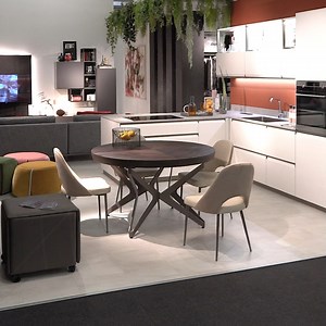 BIG ROUND Extendable and expandable dining table with a metal base, wooden tabletops, and extensions. Equipped with metal sliding guides and height-adjustable feet. It features two opening steps: the first one is 130×165 cm, and the second is 165×165 cm. Discover more: https://ozzio.com/en/collection/all-products/extendable-tables/extendible-table-big-round-2/ Tavolo da pranzo allungabile e allargabile con base in metallo, piani e allunghe in legno. Scorrimento guide metalliche e piedini regolab