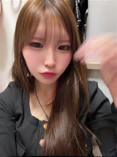 簡潔に説明する！（文法ぐちゃぐちゃで申し訳ないσ^_^;） JPさんとひなこちゃんを居酒屋で見つけたんだけど、どちらかがお手洗いに行ったタイミングで「ひなこちゃん応援してます！」って言ったら「嬉しい〜！！」って言ってくれて、その流れで「JPも応援してます！」（癖で呼び捨てにしてしまったのね）って言ったら「JPさんな？」って訂正されて、「すみません！」って謝ったんだけど、呼び捨てが多分悪い印象を与えてしまって、「ガキがうるさくなってるよ」とJPさんがその居酒屋の店長に言ったり（私たちにも届く声で）度数の強いお酒をJPさんが「あの子たちに飲ませよ」って言って、私たちが飲むことになって、もう1人の子がひなこちゃんの隣に一旦座ろうとしたら「そこ座んないで」って言われたり、、でした^_^ 邪魔をしたつもりはなかったし、撮影がボツになるような野次馬ぽいこともしてなければ、ツーショを強要したり盗撮などもしてません。 応援していることを生の声で伝える機会って滅多にないと思ったから伝えたけど、ちょっと残念だったなってだけです^_^ #jp #一生友子 #04 #埼玉