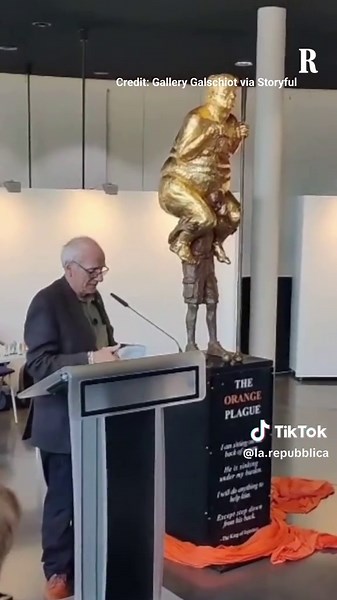Martedì 6 ottobre, nel palazzo del Parlamento europeo a Strasburgo, in Francia, è stata inaugurata una statua satirica raffigurante il presidente degli Stati Uniti Donald Trump nudo, intitolata “The Orange Plague”. La statua placcata in oro, opera dell’artista danese Jens Galschiot, raffigura il presidente portato sulle spalle da un uomo più piccolo e esile, mentre tiene in una mano una lunga mazza da golf e nell’altra una bilancia. La scultura, soprannominata anche “Re dell’ingiustizia”, è coll