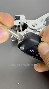 This is how this incredible pin extractor tool works for disassembling folding car keys. 🔑🐉🧩…….Así funciona esta increíble herramienta pinza extractora de pasadores para el desmontaje de llaves de coche plegables. 🔑🐉🧩…… #fblifestyle #cerrajeria #cerrajero #locksmith #key #llaves #tips | Cerrajeros Master Locks