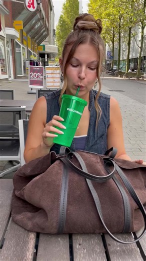 Markiert diese eine Freundin, die wirklich für jeden Notfall etwas in ihrer Tasche hat. 😂👜 #DEICHMANN #deichmann_schuhe #whatsinmybag #dmn_watch