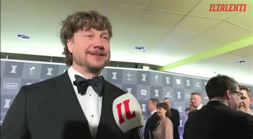 Samu war Donnerstag auf der finnischen Sportgala eingeladen. Unter anderem hat er auch ein Interview geführt über seine Lieblings-Eishockeymannschaft IFK 🏒 Du kannst so stolz auf deinen Verein sein Samu 🙏 P.S. Ich habe mein bestes geben um es für euch auf Deutsch zu übersetzen... #ifk #eishockey #samuhaber #hapahaber ❤️