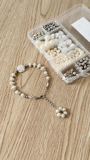 10K views · 2K reactions | TUTORIAL: dije flor  Con el kit “Fornituras” + Kit “Silver & Perl” creamos este hermoso dije para aplicar a mi pulsera 朗 Todos los insumos los podes encontrar en la Web | The BOX | Facebook