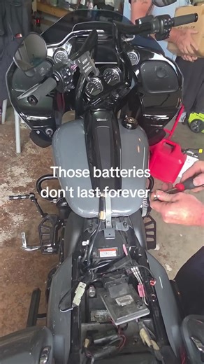 Those batteries don't last forever. (Trickle charger would help...) #mobilemechanic #mobilerepair #enginerepair #HARLEYMECHANIC #batterylife
