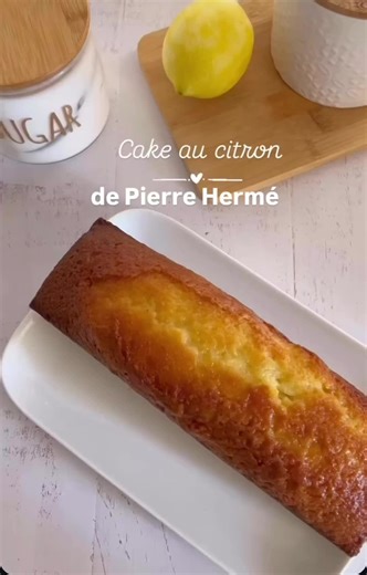 Cake au citron Pierre Hermé 🍋 Si il y a un cake que vous devez absolument tester, c’est bien celui de ce cake au citron. 🤪C’est un vrai nuage de plaisir à la dégustation. Entre l’acidité du citron et le moelleux et la douceur du cake, il va devenir votre cake préféré. En tout cas moi, je l’adore !😍 😁J’ai déjà publié cette recette mais avec l’arrivée des beaux,il faut absolument que vous goûtiez ce cake . 👩‍🍳Le secret de cette recette est d’utiliser à la fois du beurre fondu et de la crème 