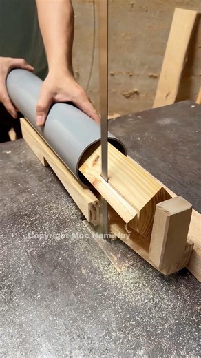 How to turn round logs using a turning machine. #woodworking #wood #furniture #capenter