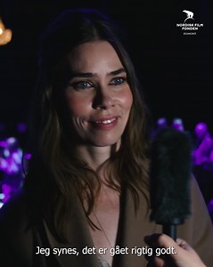 I sidste uge holdt Nordisk Film Fonden det årlige hædersprisshow ISBJØRNEN. Aftenens vært var skuespiller Birgitte Hjort Sørensen, og her fortæller hun, hvorfor hun mener, det er vigtigt at støtte talenter i filmbranchen. Nordisk Film Fonden har igennem 30 år bidraget til udviklingen i den danske filmbranche med fokus på at udvikle og synliggøre filmtalenter i verdensklasse – for uden talenter, ingen dansk filmbranche 🎬🎥🍿 I år modtog instruktør Amalie Næsby Fick Nordisk Film Prisen, skuespill