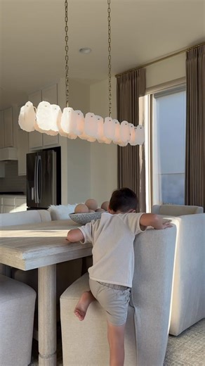 Dinnertime just got a major upgrade from @modlightingshop ! The natural, subtle veining in this alabaster chandelier creates a soft, diffused light that’s pure magic above a dining table. It sets an elegant yet incredibly cozy mood, perfect for everything from weeknight dinners to holiday feasts! 🍽️ | MOD LIGHTING